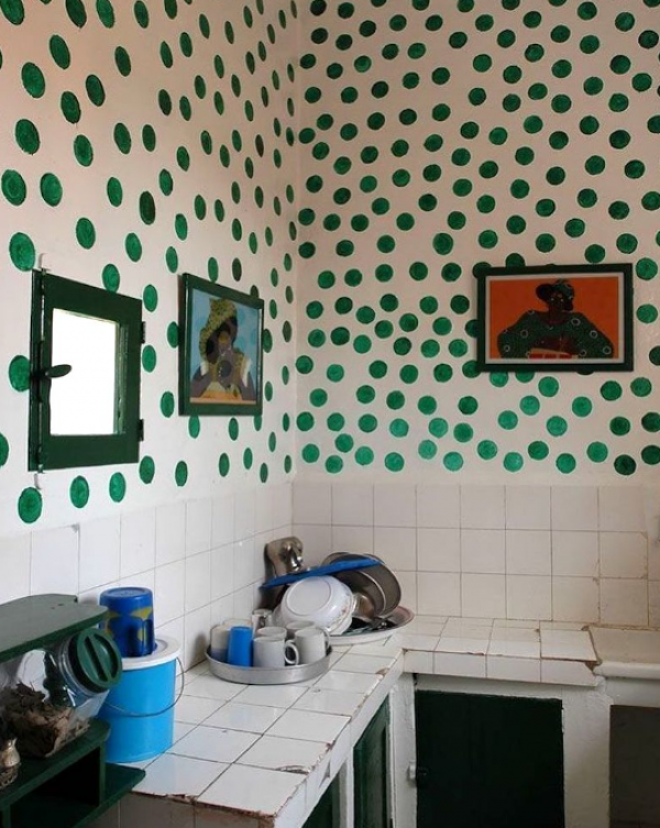 Dinding dengan pola polkadot